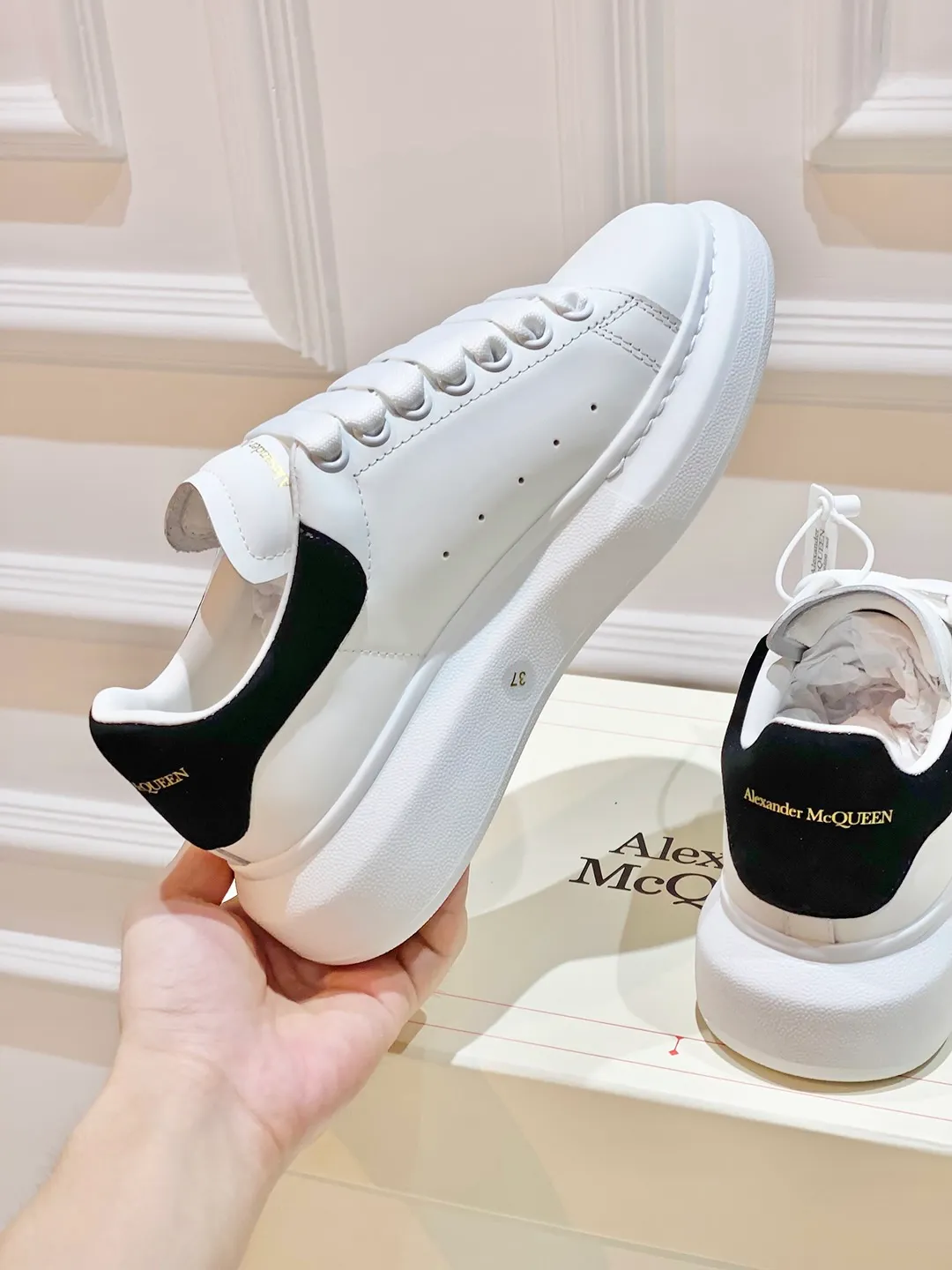 👟👟Ex-factory price 560👟👟 𝐀𝐥𝐞𝐱𝐚𝐧𝐝𝐞𝐫 𝐌𝐜𝐐𝐮𝐞𝐞𝐧A must-have for going out ~ full of confidence. McQueen white shoes are versatile and can instantly elongate your proportions. The long legs that fill the screen make you confident, sweet and cool, and can be controlled by both male and female gods, making you look better as you wear them. ⭐Shoe upper material: first-layer cowhide ⭐Shoe lining material: sheepskin ⭐Available sizes: 35-40, male 39-45 (female 40, male 45 customized)